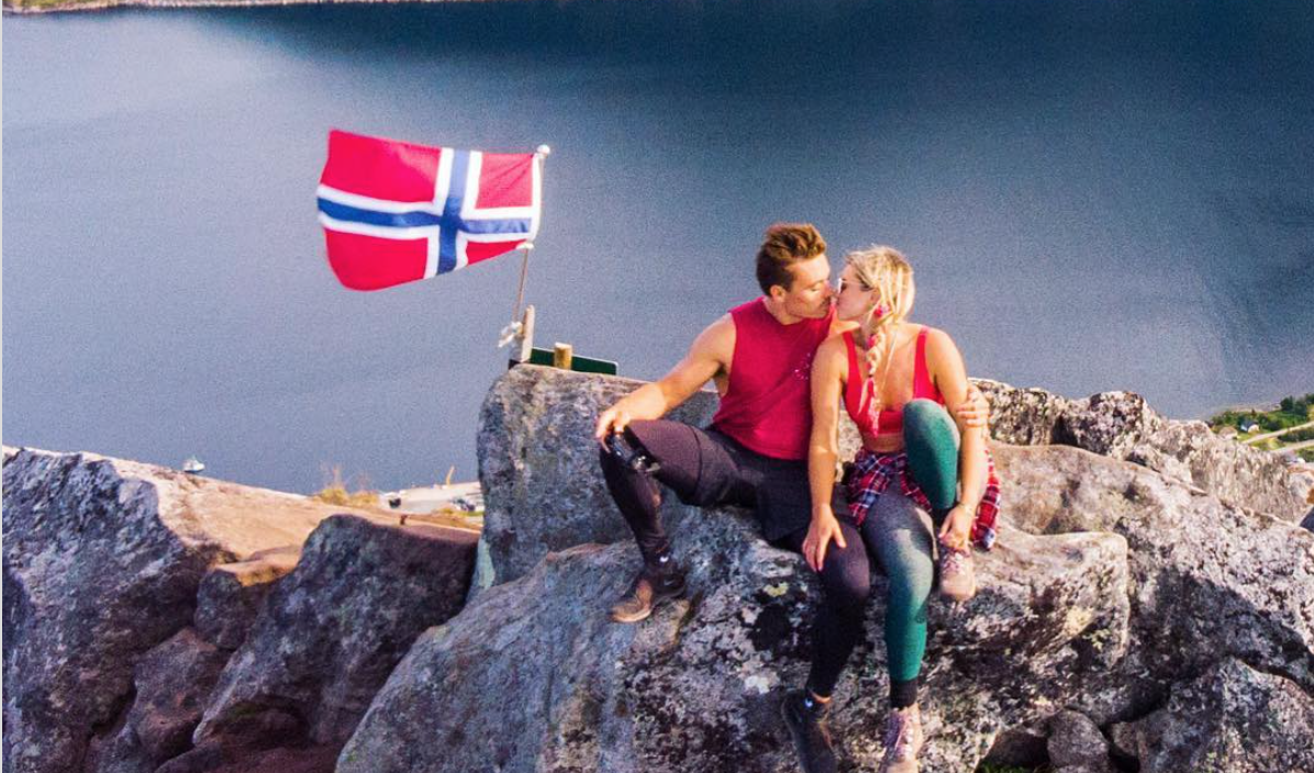 'Bachelor' Alum Lesley Murphy Hosts a Luau Wedding Party in