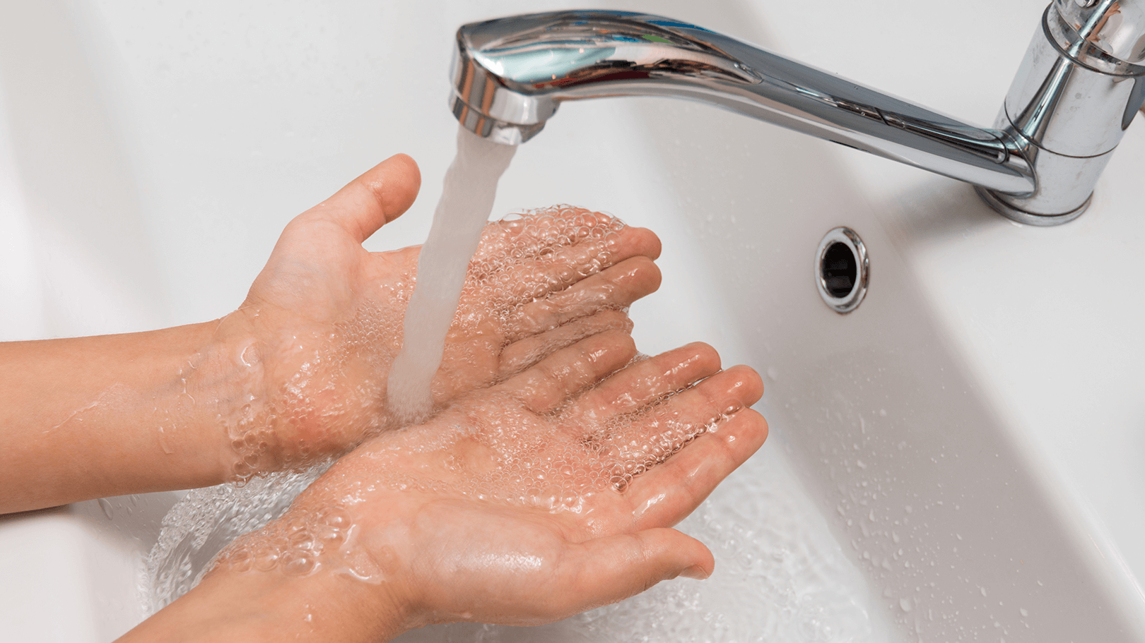 Мокрые волосы. Мокрая девочка. Руки под краном. Антиперспирант подмышки. Потные подмышки.