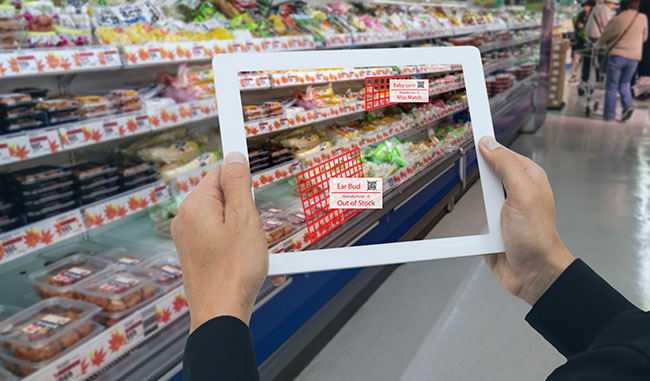 商品棚を撮影するラウンダー
