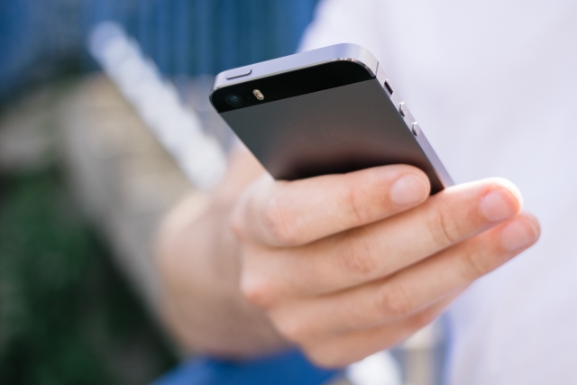 スマホでデータエントリーをするイメージ