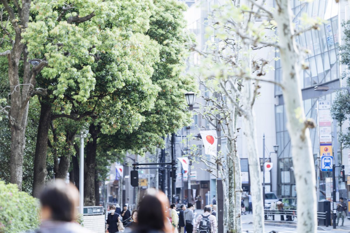 通勤する人たちの後ろ姿