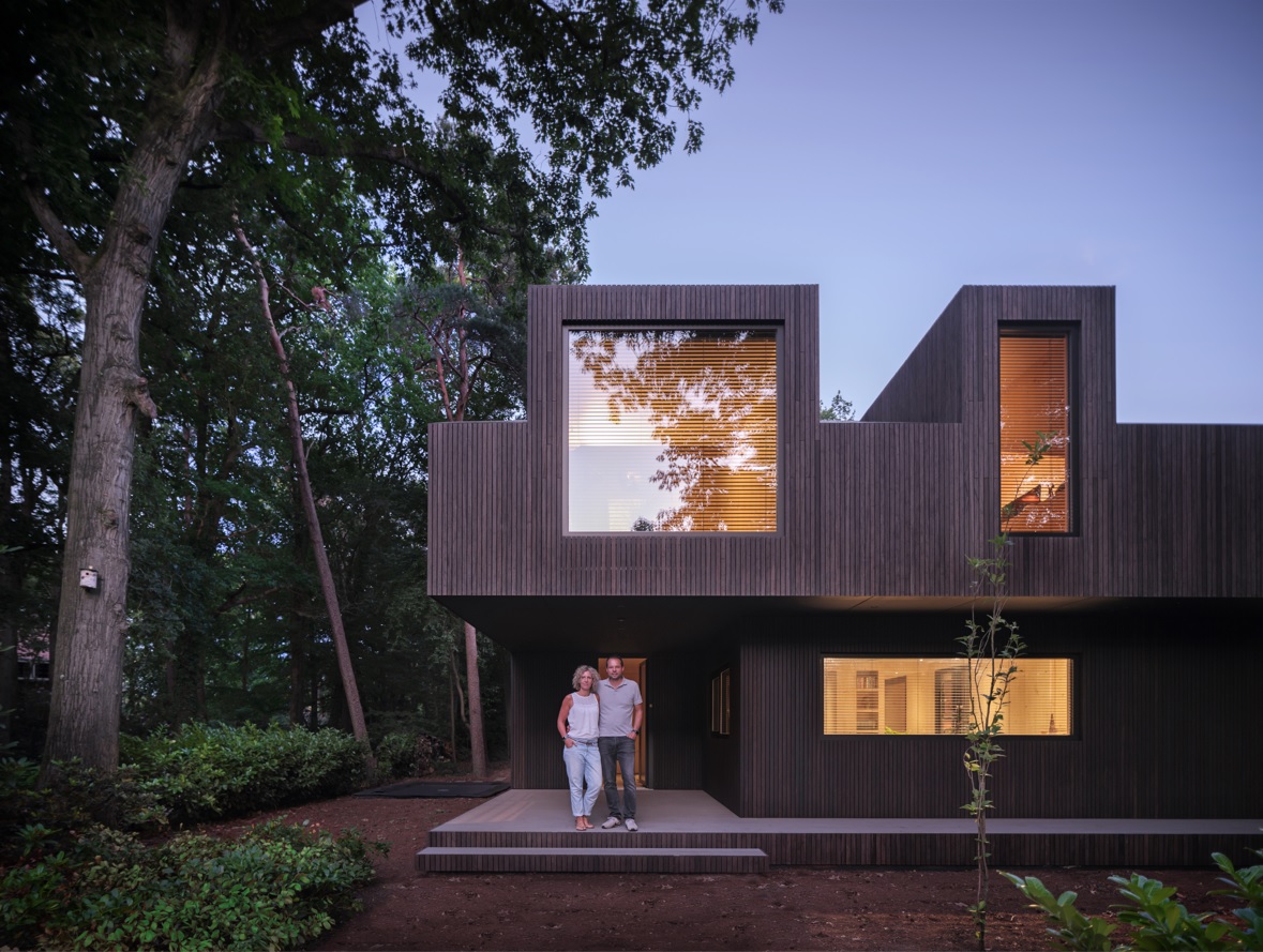 buitenkant van het houten huis