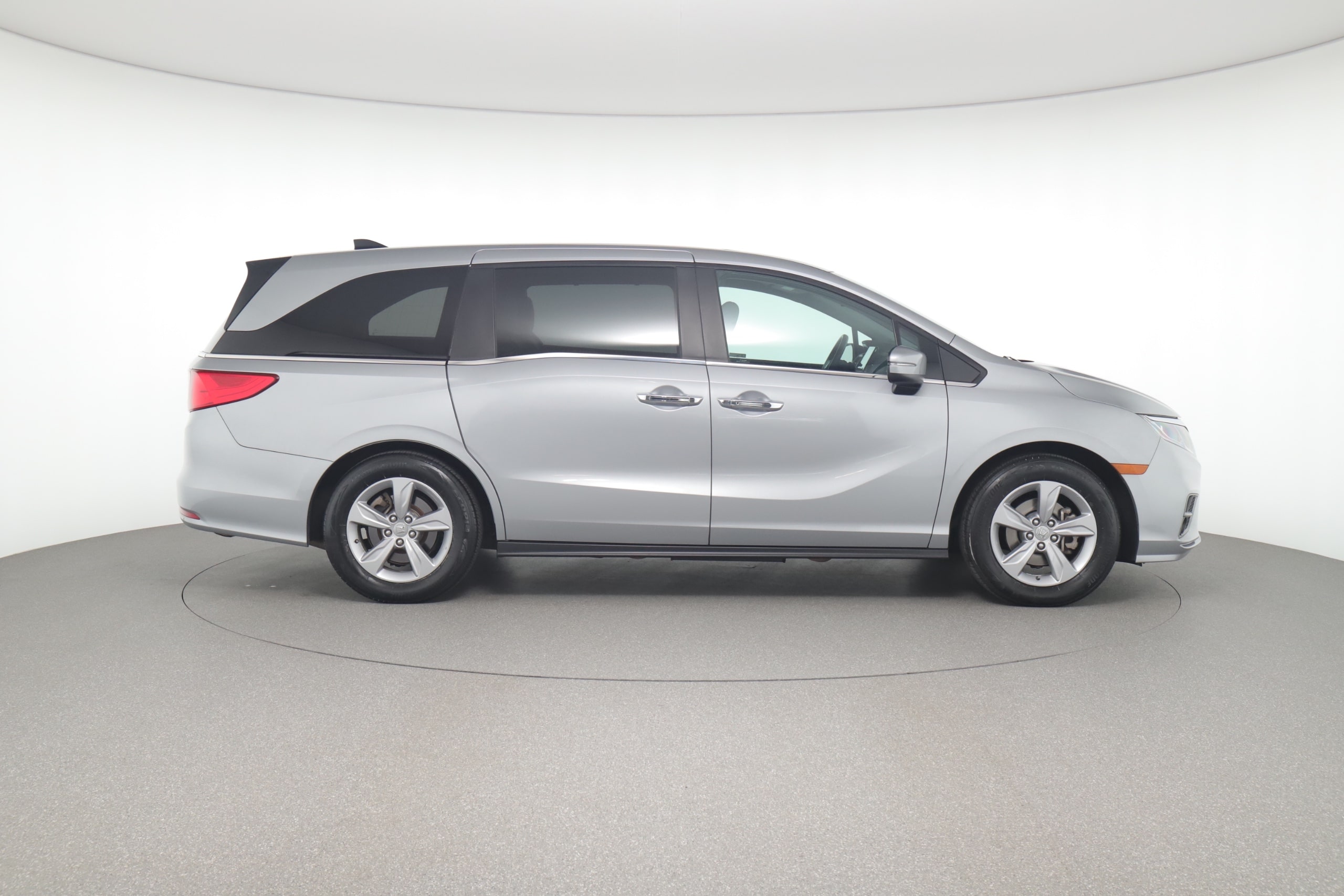 Honda Odyssey vs. Toyota Sienna: Which Minivan Has the Best Features?