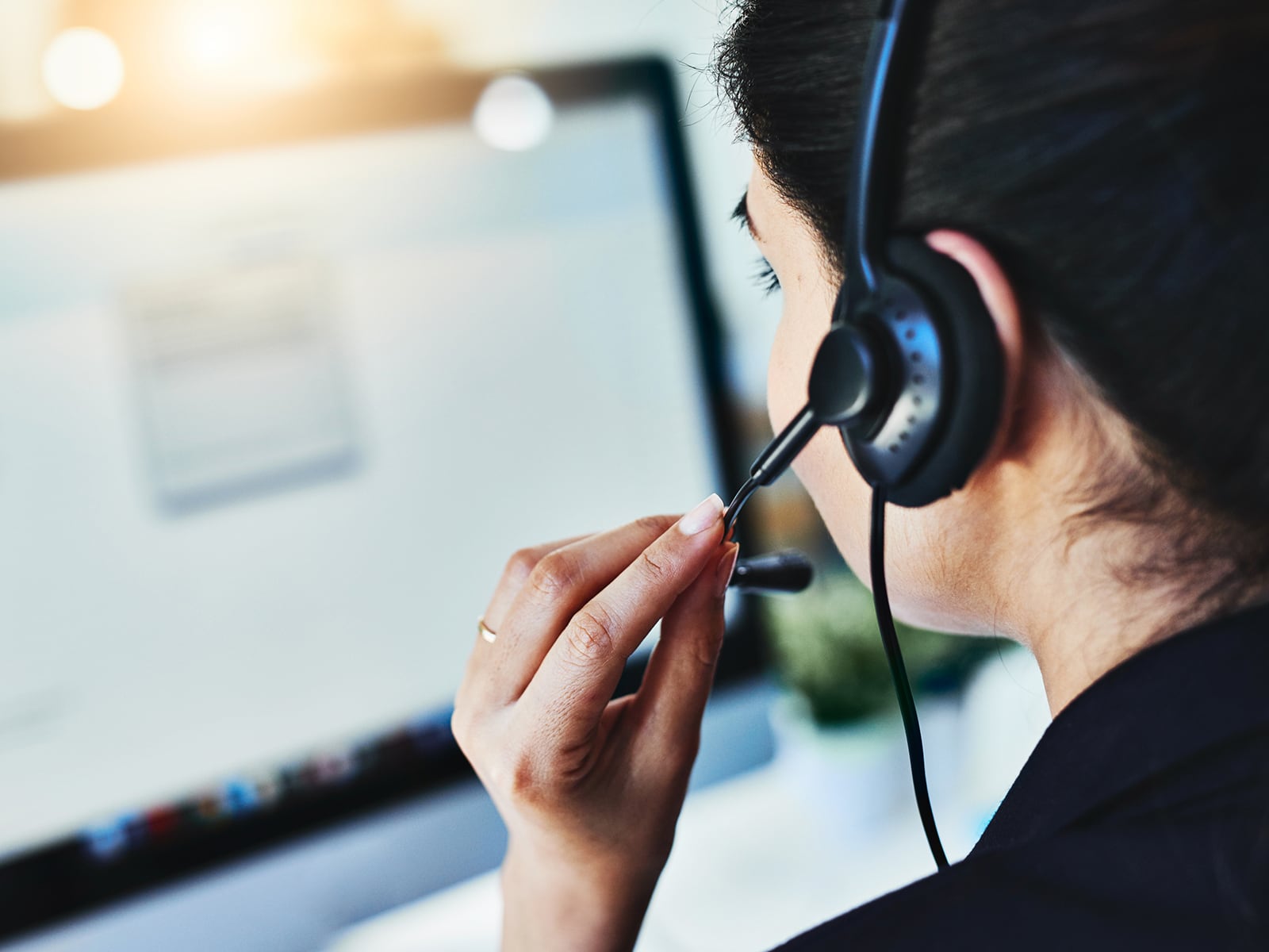 Woman answering a IT service desk call