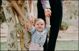 photo d'un enfant qui tient la main à ses parents