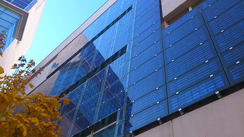 Découvrez les panneaux solaires intégrés au bâti.