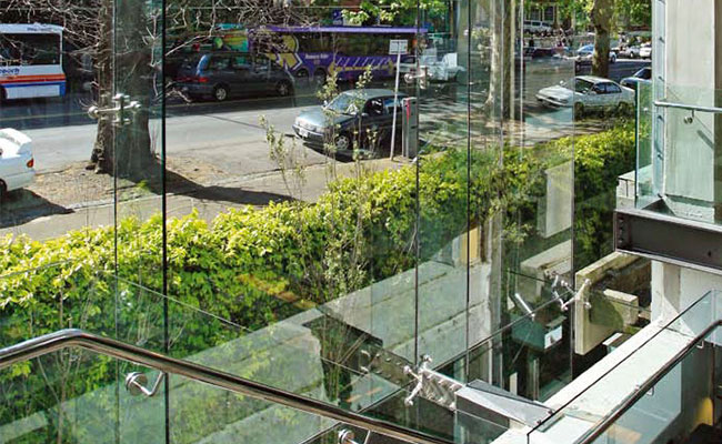 Acoustic laminated glass wall provides noise protection for this city office.