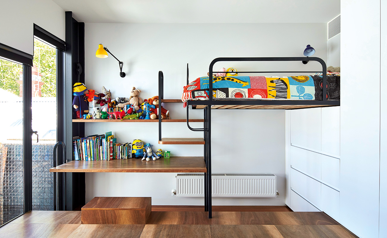 Детская спальня с множеством игрушек 