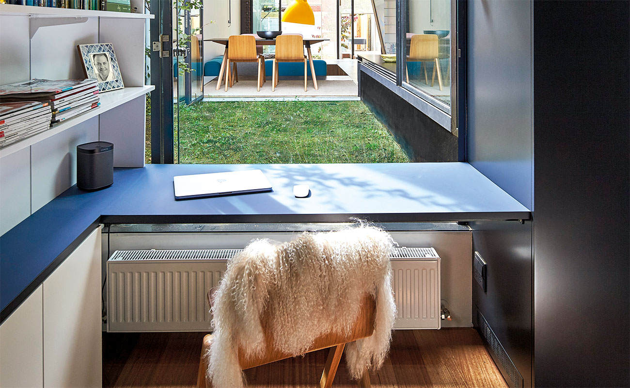 Из домашнего офиса вы можете увидеть столовую