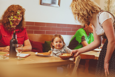 Service im Gasthof Hueber mit Kind