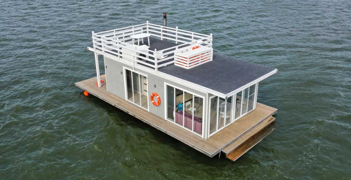 Can Houseboats Sink? LakeWizard