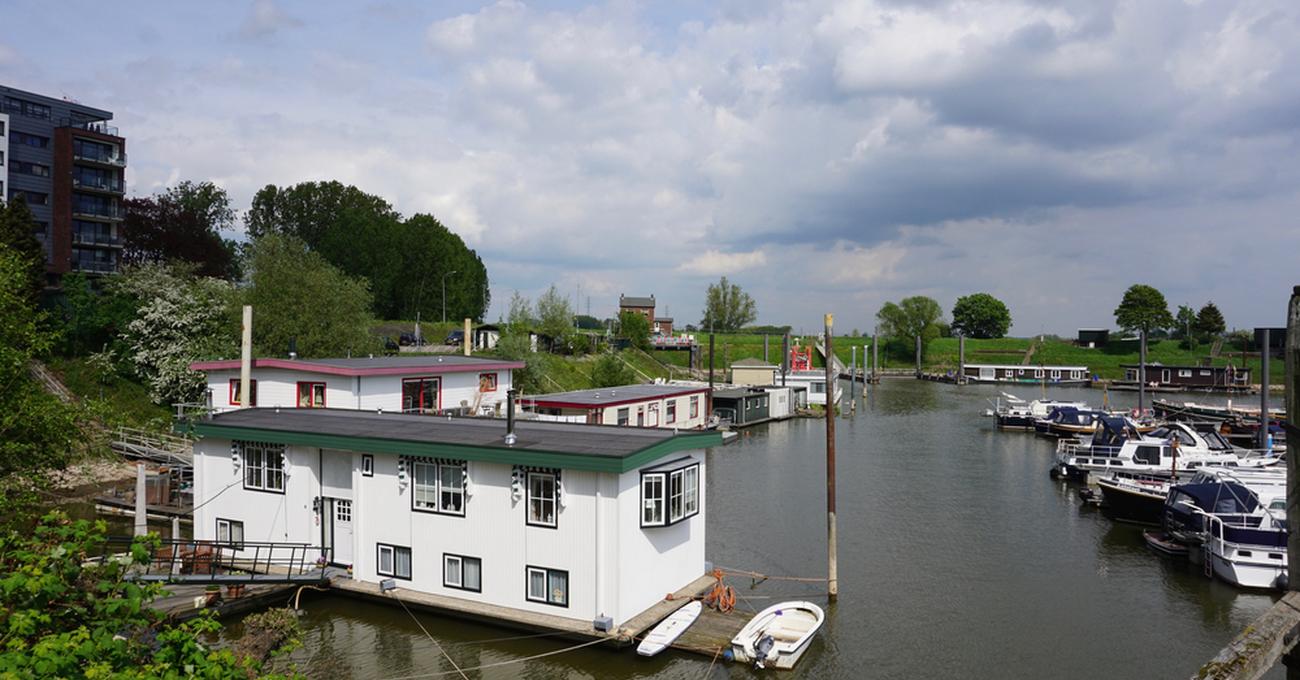 Can You Live On A Houseboat Full Time? LakeWizard