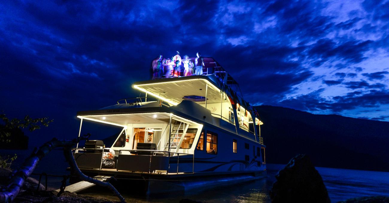 Do Houseboats Have Electricity? LakeWizard