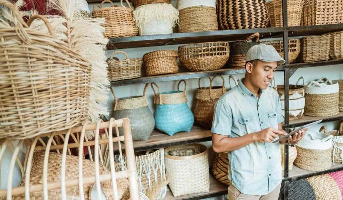 Comerciante registra quantidade de produtos no estoque para vender pela internet