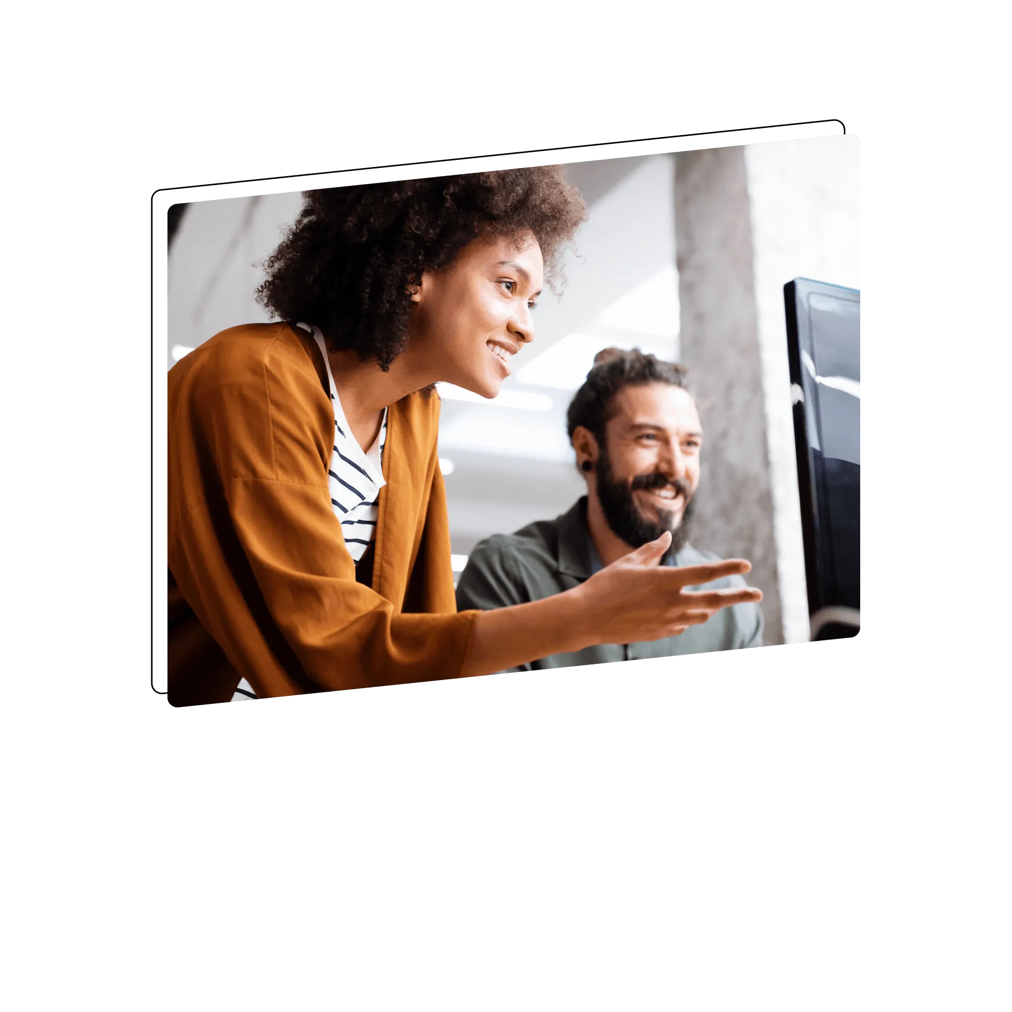 Photo of two smiling peoples looking at a computer - Silvr Analytics