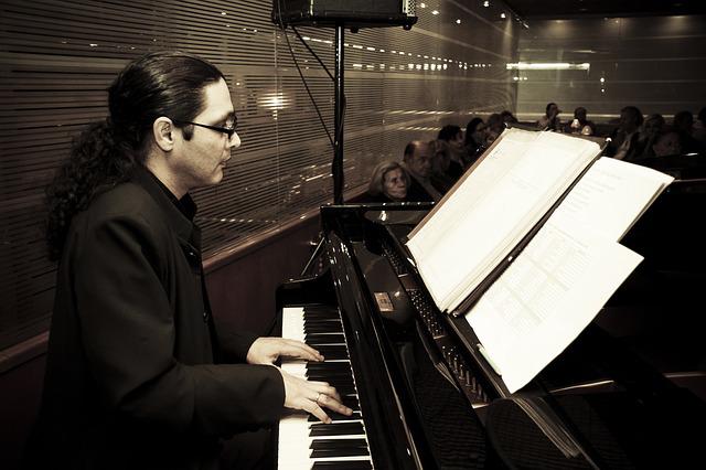 初級から上級まで ピアノでコード譜を弾こう Phonim 初級から上級まで ピアノでコード譜を弾こう Phonim