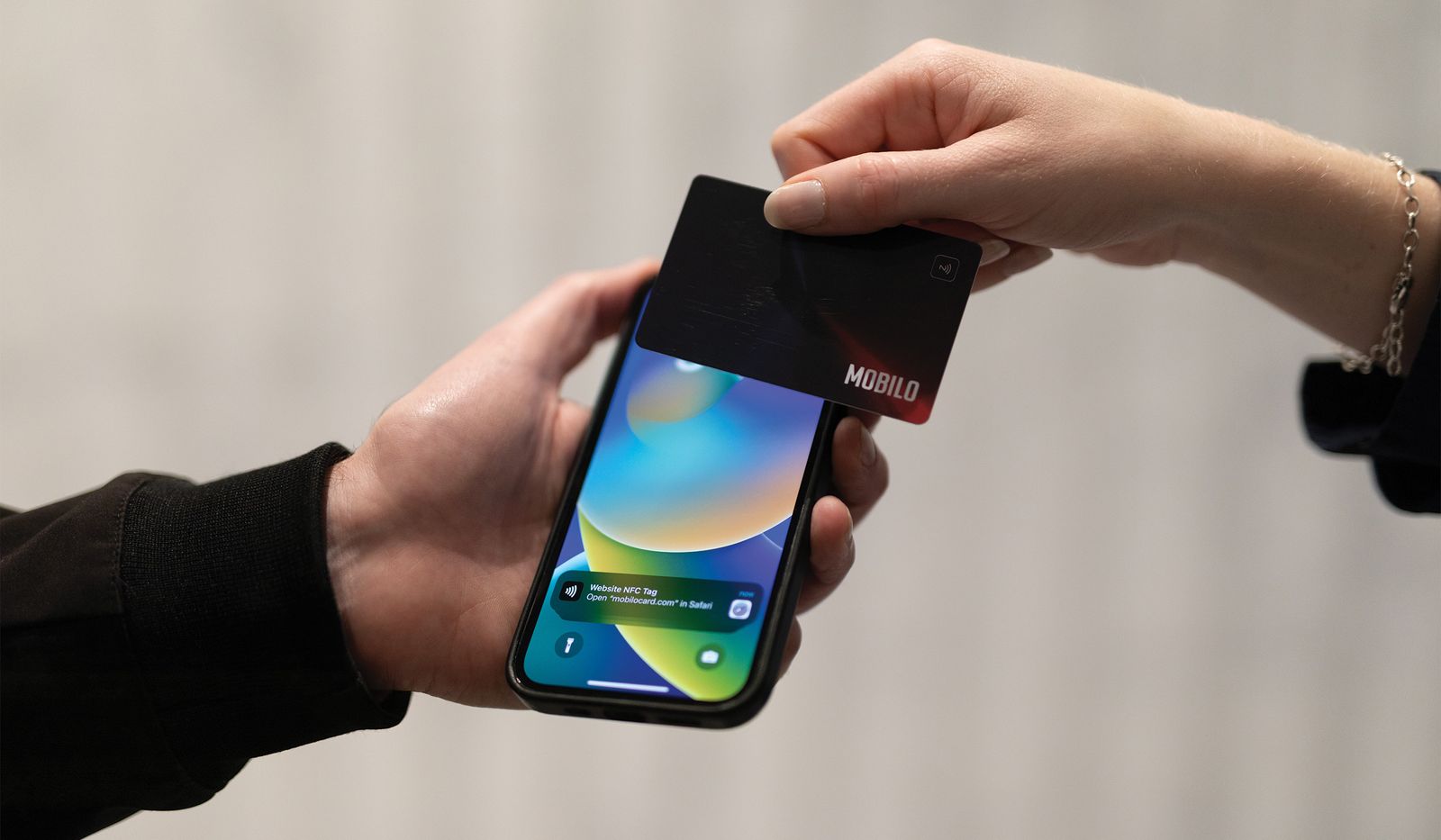 Mobilo | What's an NFC chip and how does it work in a smart business card?