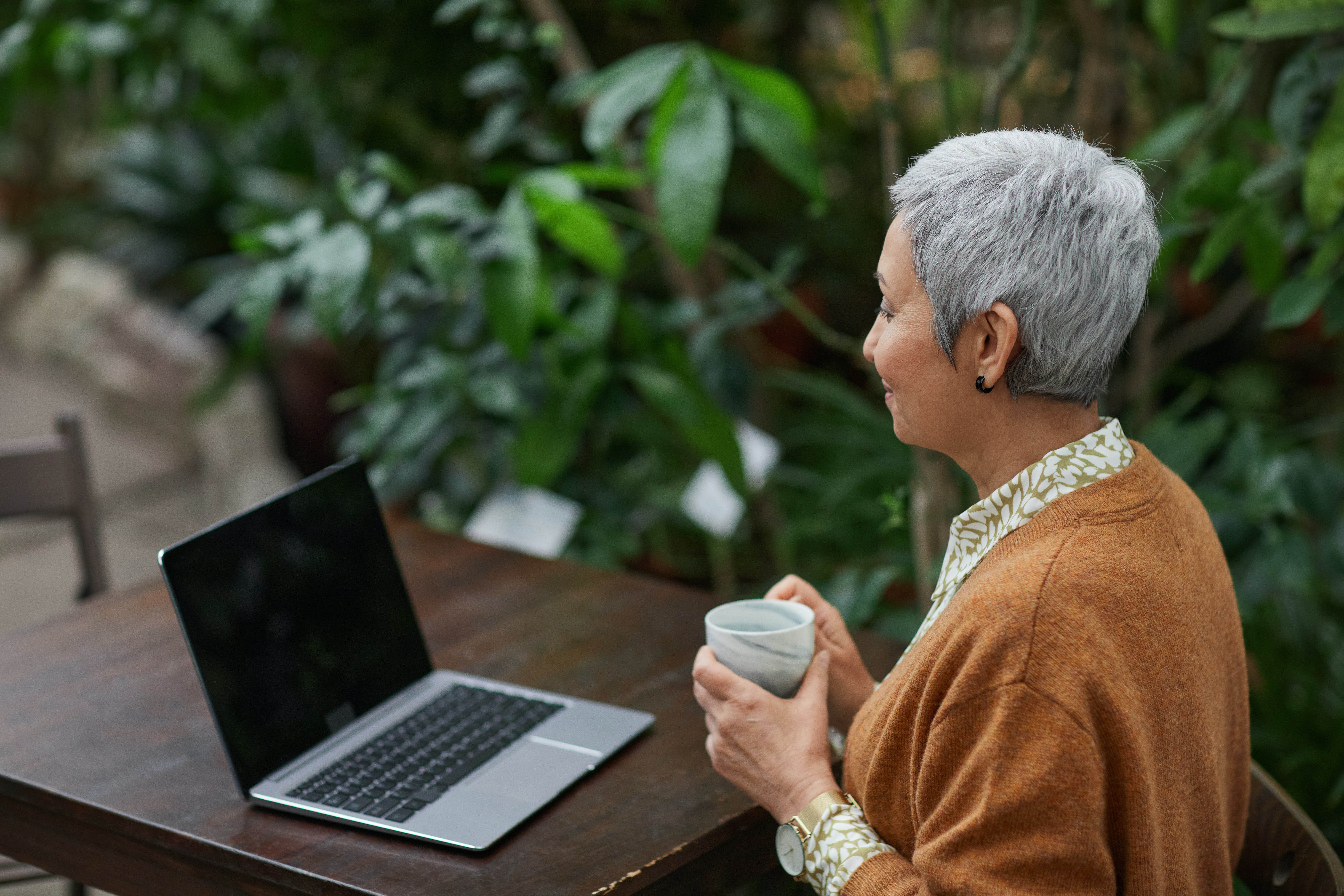 Coach and travel life with insurance policy for digital nomads