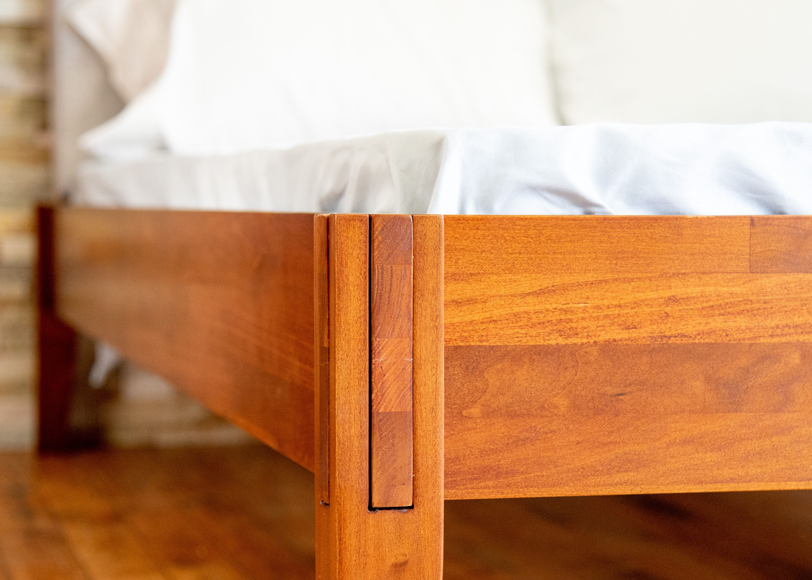 comparing-the-brainna-murphy-bed-with-desk-by-hokku-designs-to-a-quagga