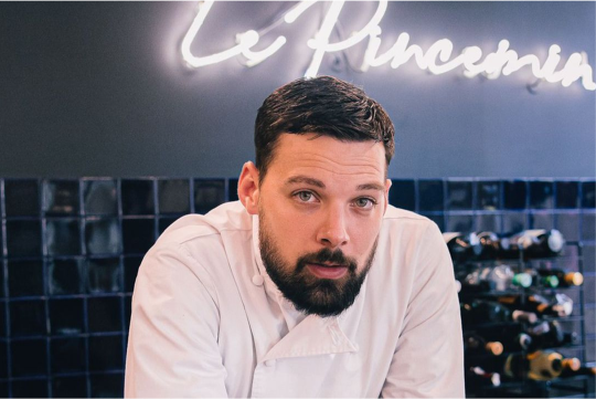 Un portait du chef Xavier Pincemin dans sa cuisine