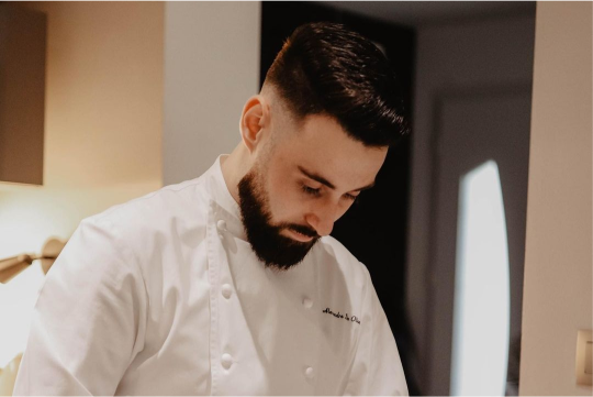 Le chef Alexcook'in dans sa cuisine