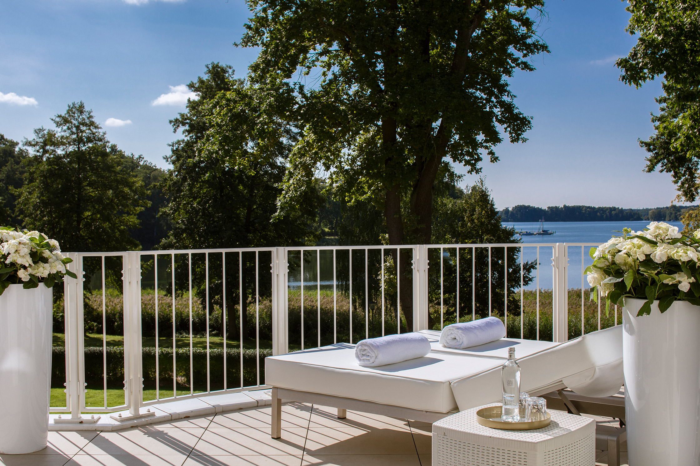 Lounge Balkon der Grand Suite im Luxury Hotel & Spa Resort Villa Contessa - mit wunderschönen Blick auf den Scharmützelsee und die Uferpromenade von Bad Saarow