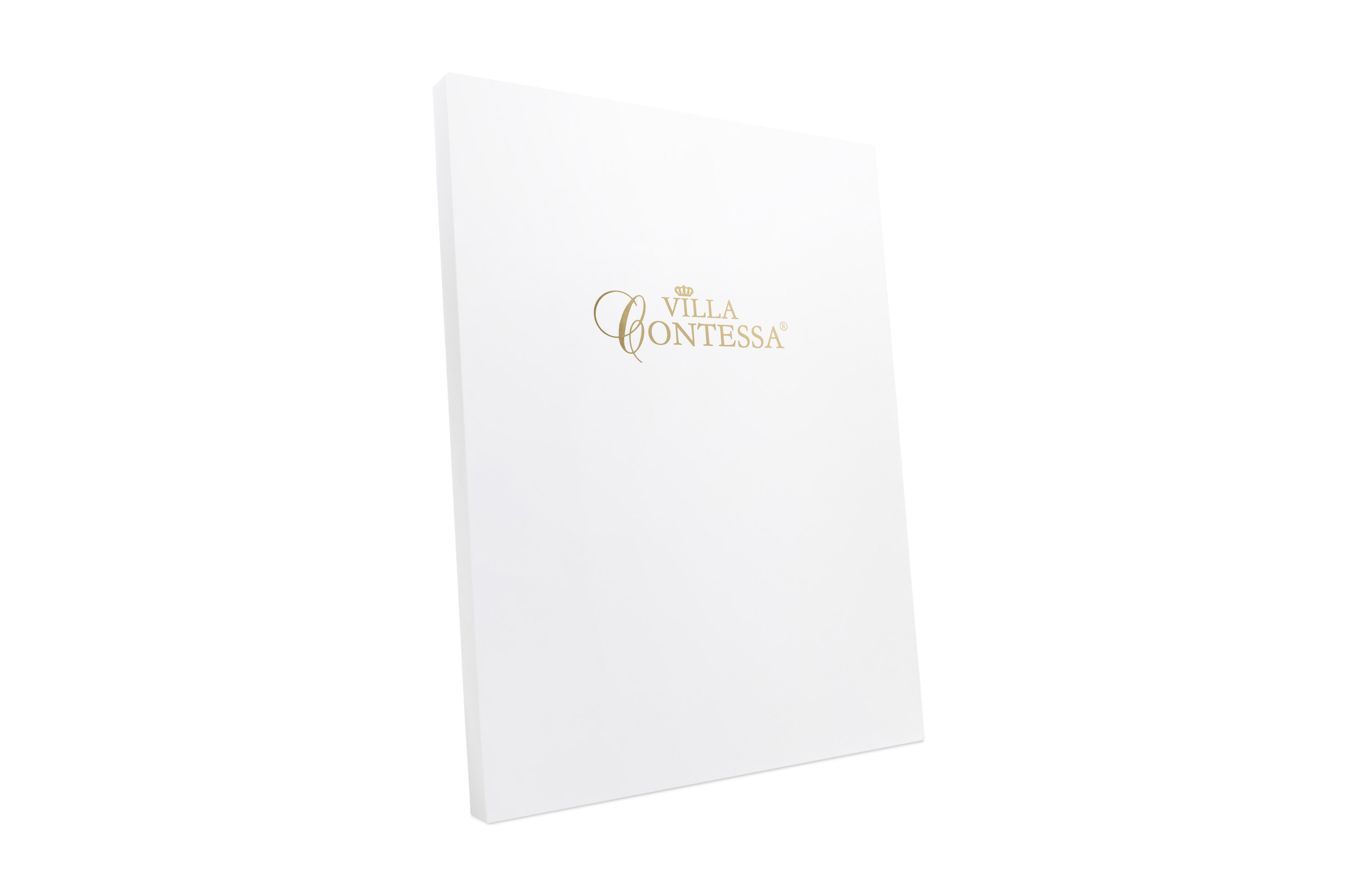 Ein Wertgutschein des Villa Contessa Hotel & Spa Resorts - inklusive Geschenkverpackung mit aufgedrucktem goldenen Hotellogo