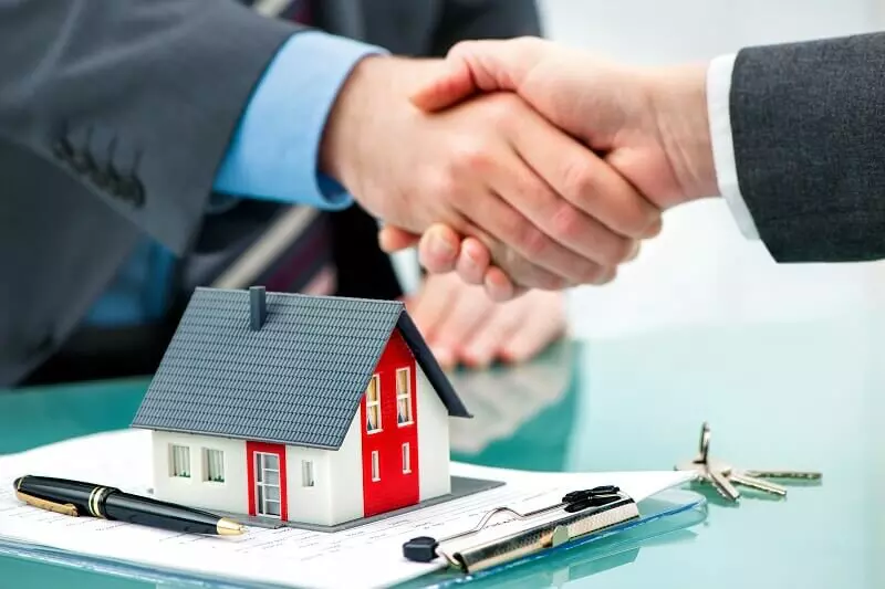 A man is buying house
