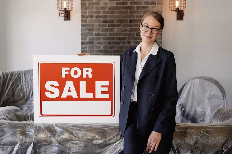 A lady with sign board sale 