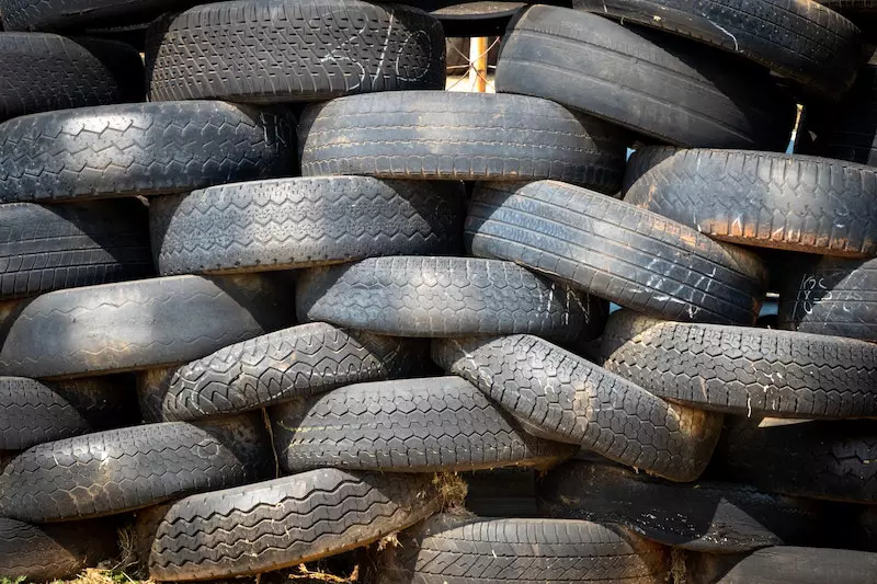 Many tire shown in image 