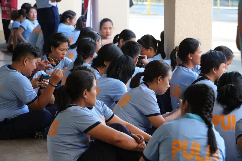 many student sit on ground