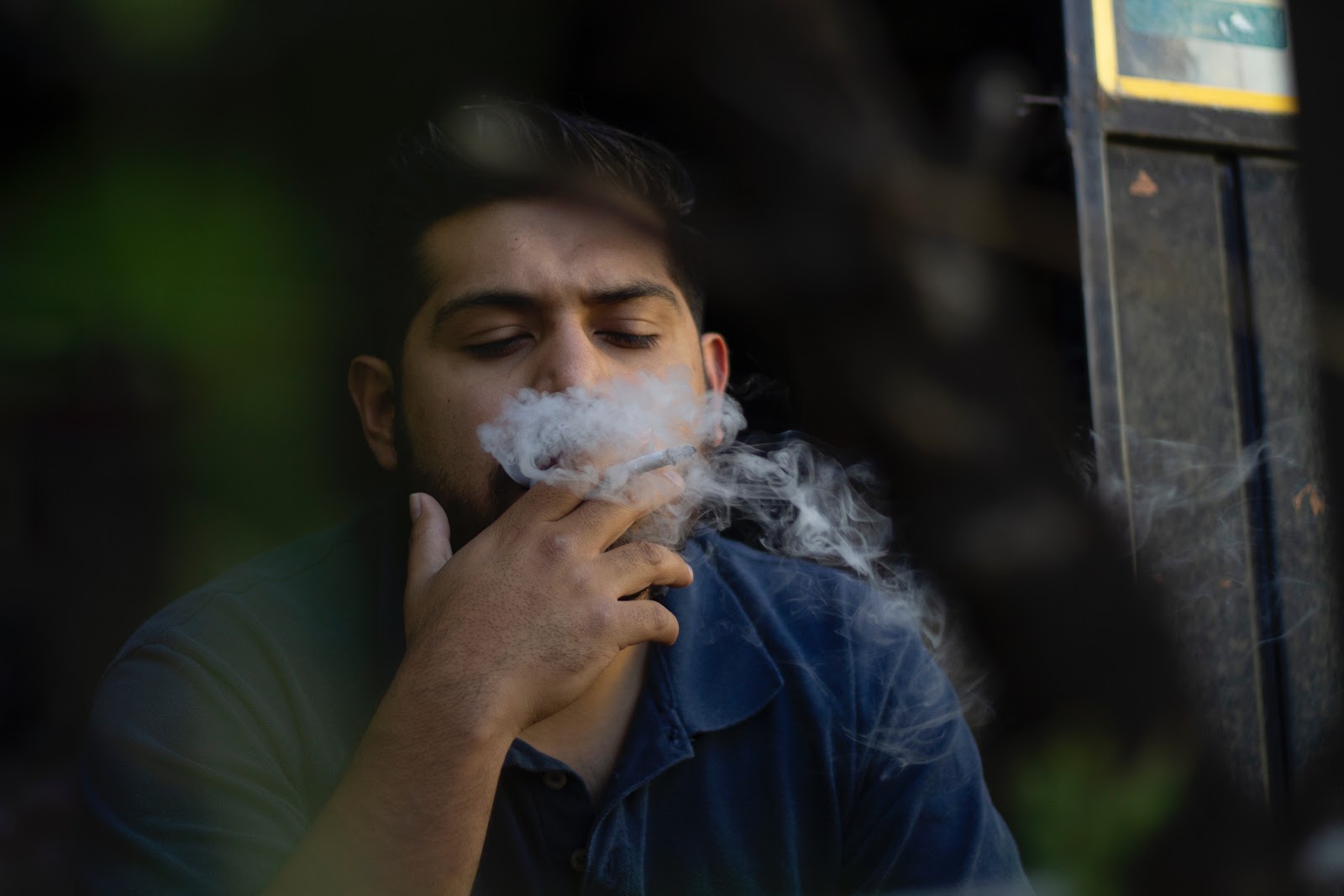 Does smoking help or cause anxiety?