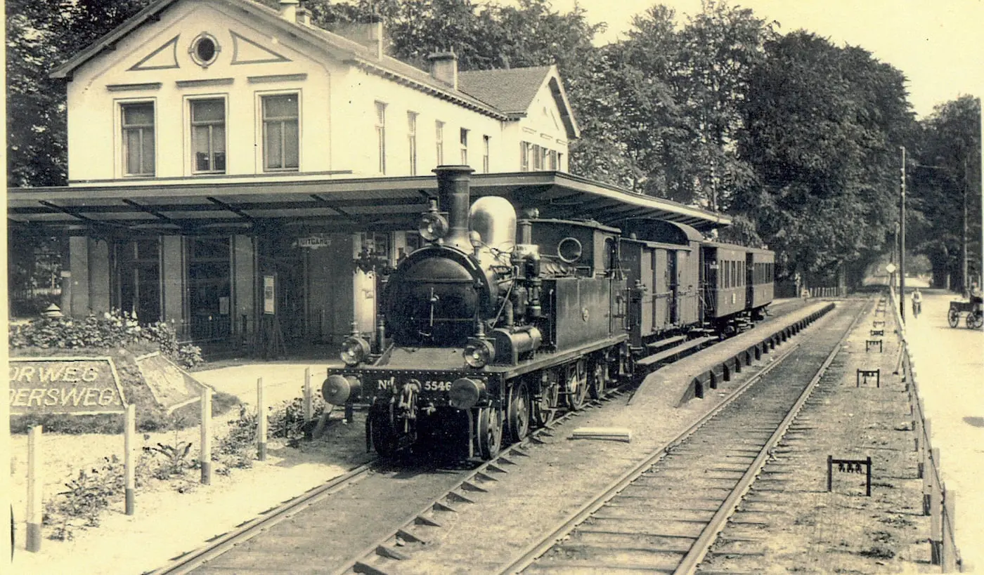 Een trein op de Baronnenlijn bij station Het Loo, 1935