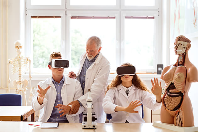 Doctors using Virtual Reality