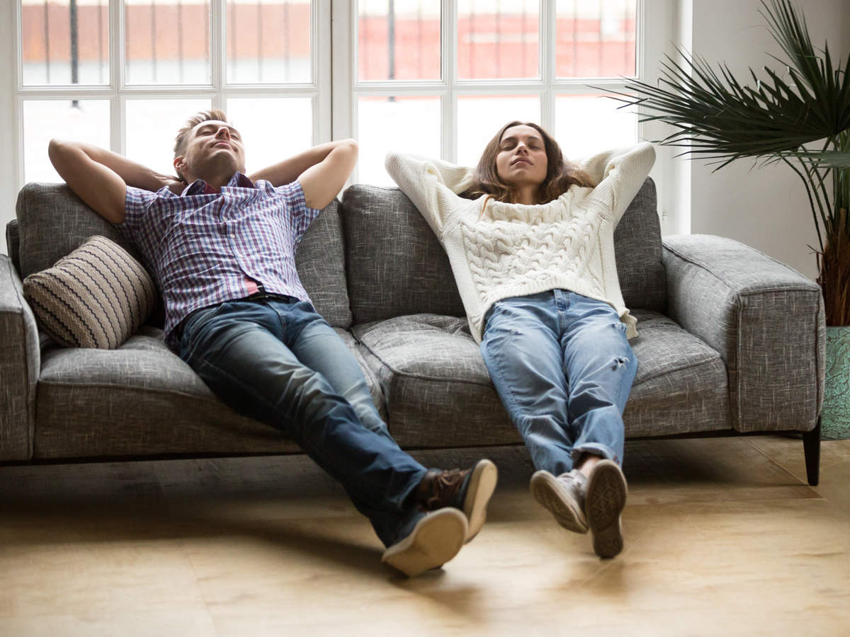 dua orang lagi istirahat setelah belajar pemrograman