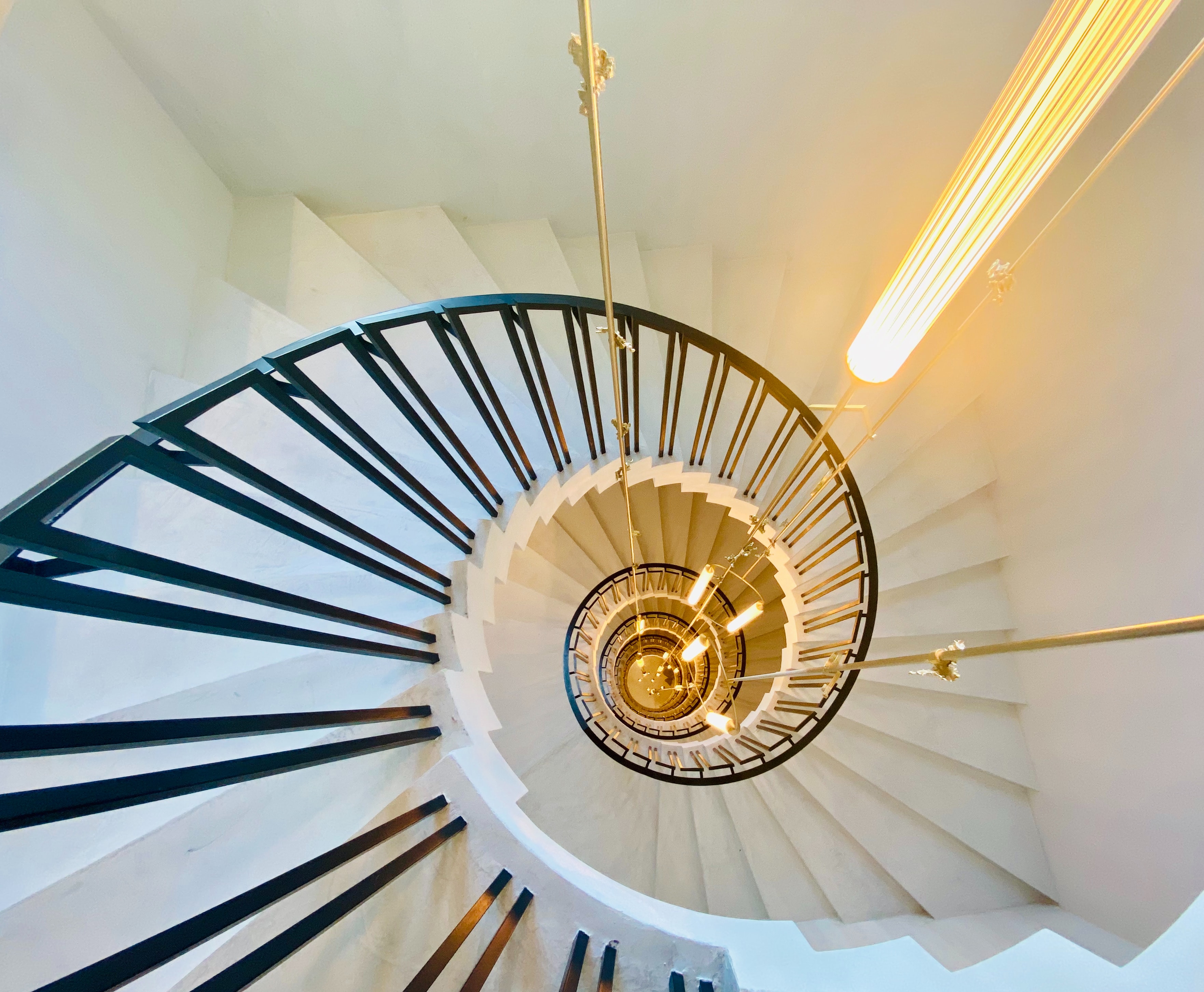 A staircase influence society