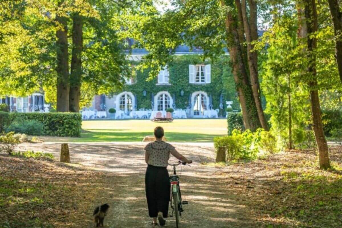 Balade à vélo Les Hauts de Loire Hôtel Influence Society Hôtel Agence de marketing numérique