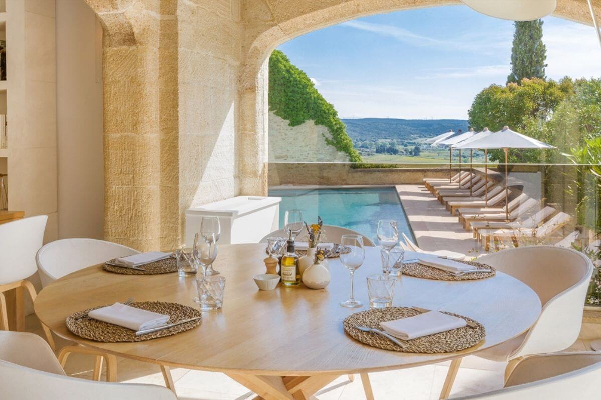 Restaurant avec vue sur la piscine Hôtel Vieux Castillon Influence Society Hôtel Agence de marketing numérique