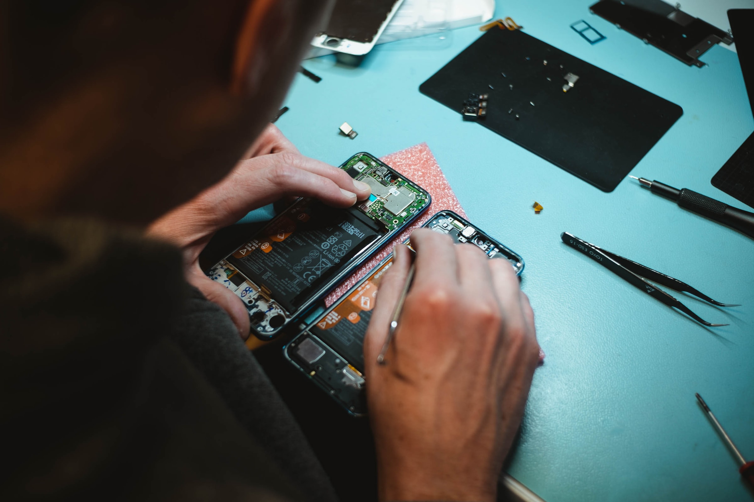 Sustainable trend of repairing mobile devices