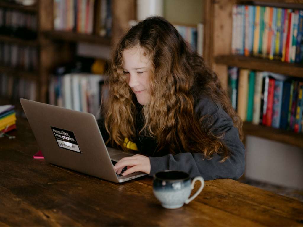 Sua escola já está adaptada ao ensino híbrido? Neste texto vamos compartilhar 5 dicas para você engajar seus alunos virtual e presencialmente.