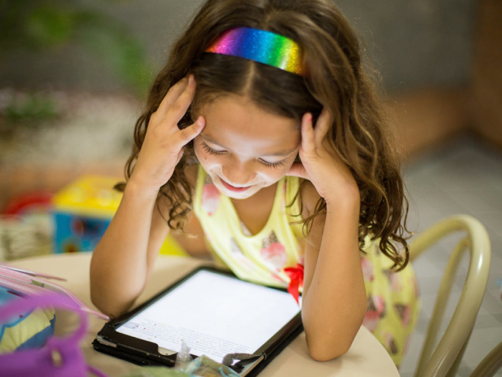menina lendo livro digital