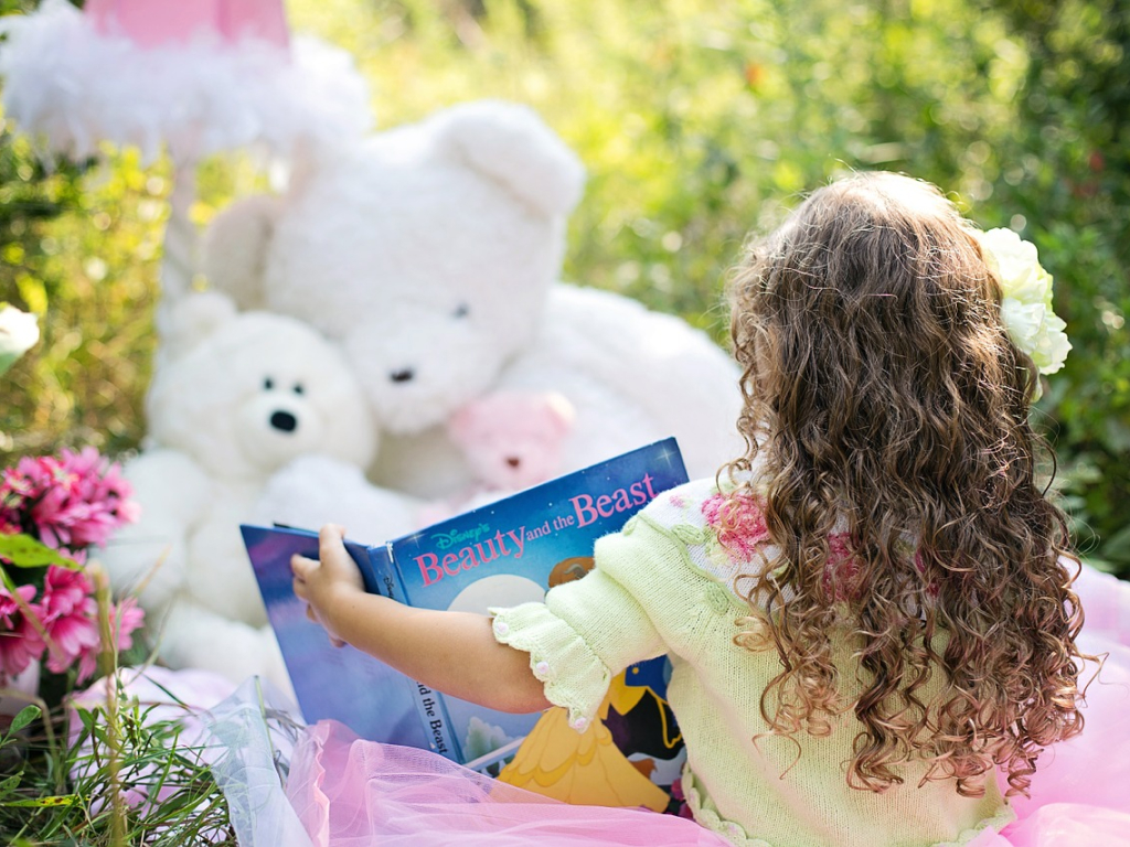 criança lê livros em inglês