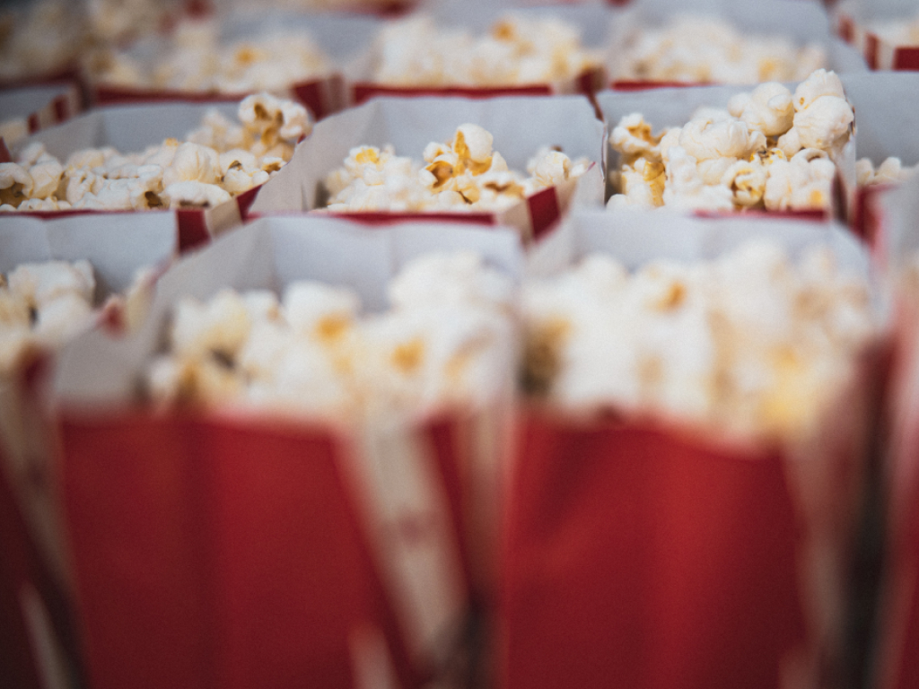 sacos de pipoca no cinema