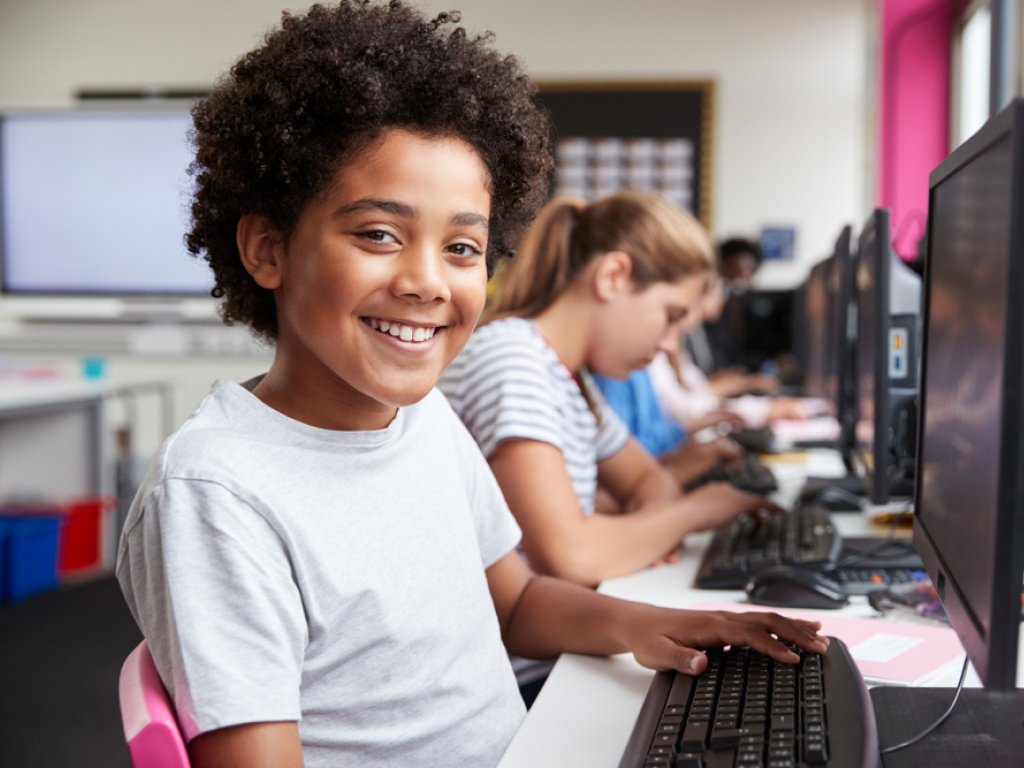 aluno tendo educação midiática na escola