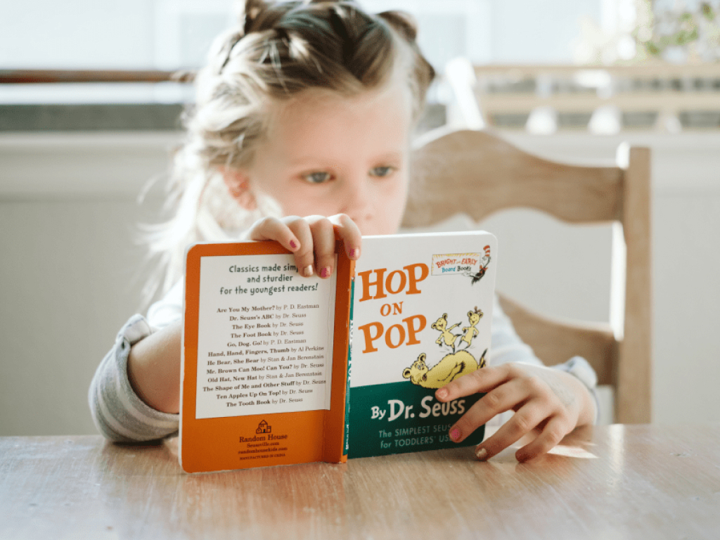 criança praticando leitura em inglês