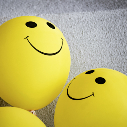 balões amarelos com smile