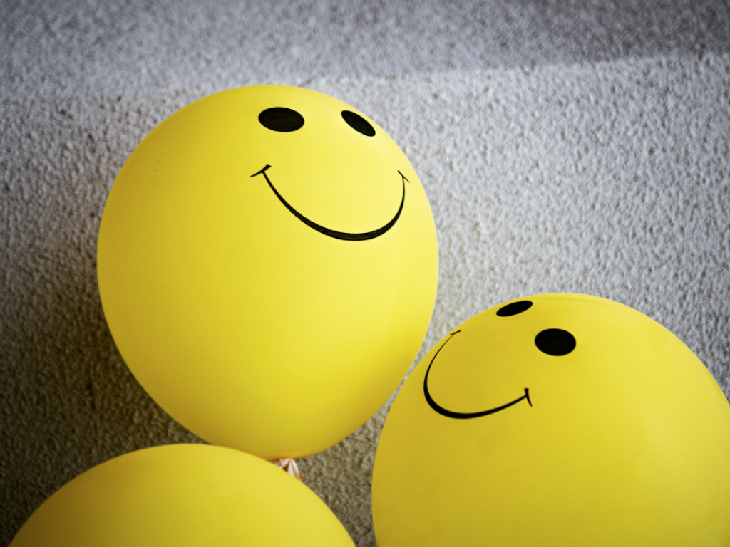 balões amarelos com smile
