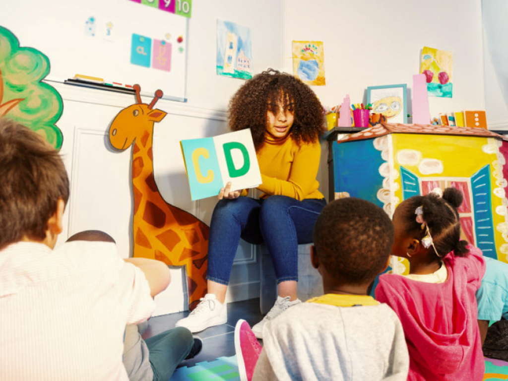 professora realiza atividades de leitura com alunos