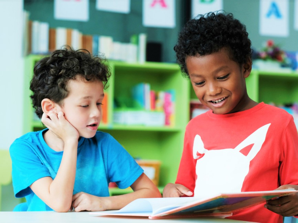 alunos lendo de forma lúdica