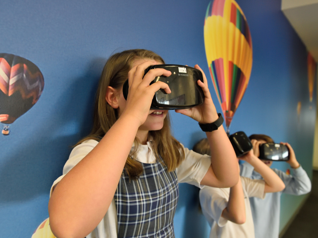 Entenda qual é a importância da tecnologia na educação e de quais formas ela pode ser introduzida no ambiente escolar. Confira o texto preparado pela equipe pedagógica da Árvore.